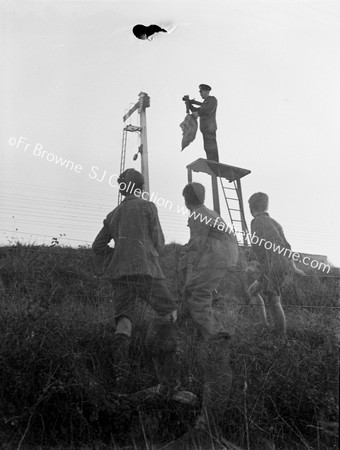 HANGING THE MAILBAG  3 CHILDREN WATCH